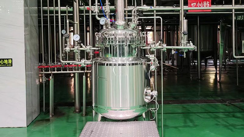 选择商用中央厨房设备时，首先要关注品牌的资质。一个有实力的品牌通常具备以下资质：